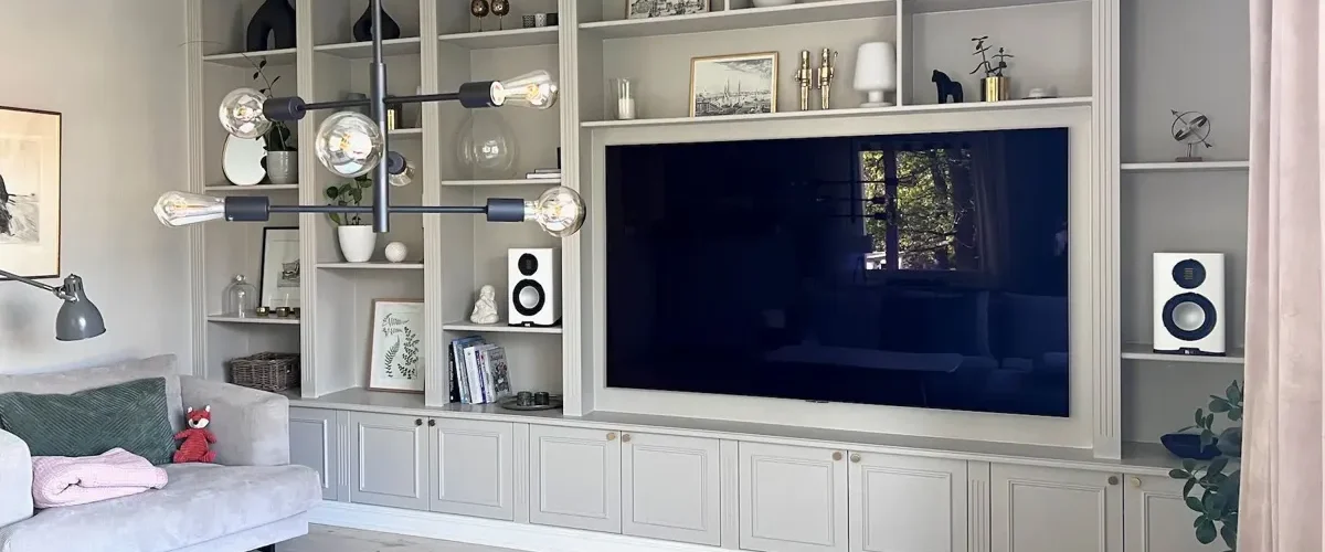 platsbyggd bokhylla med tv