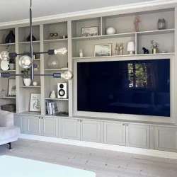 platsbyggd bokhylla med tv